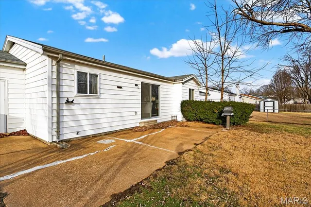 $189,900 | 4046 Del Lago Drive, Florissant, MO 63034