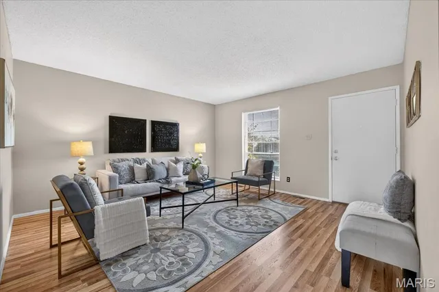 $189,900 | 4046 Del Lago Drive, Florissant, MO 63034