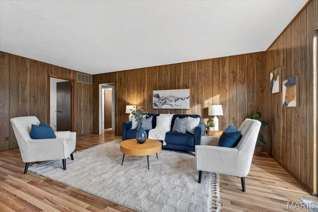 $189,900 | 4046 Del Lago Drive, Florissant, MO 63034