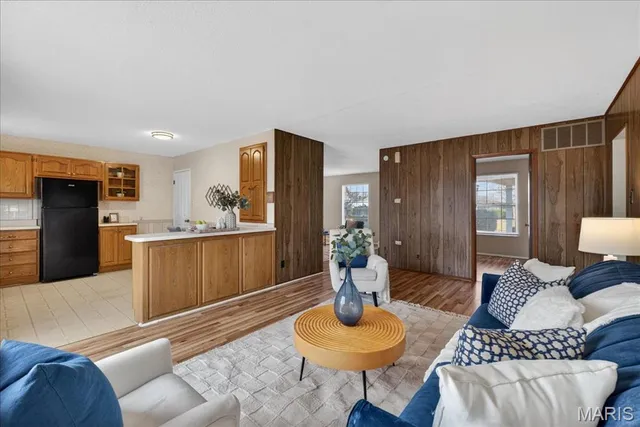 $189,900 | 4046 Del Lago Drive, Florissant, MO 63034