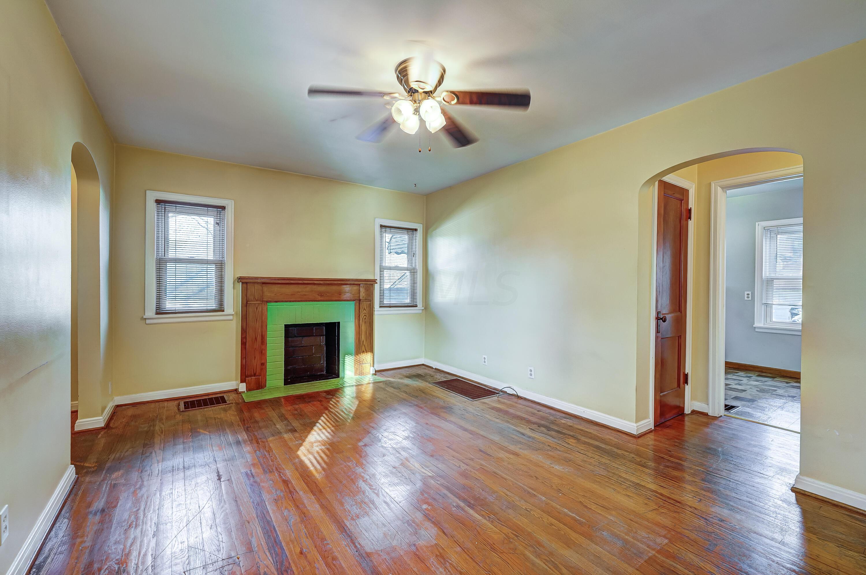 142 West Henderson Road Columbus, OH 43214 - Photo 6 of 38 Living Room