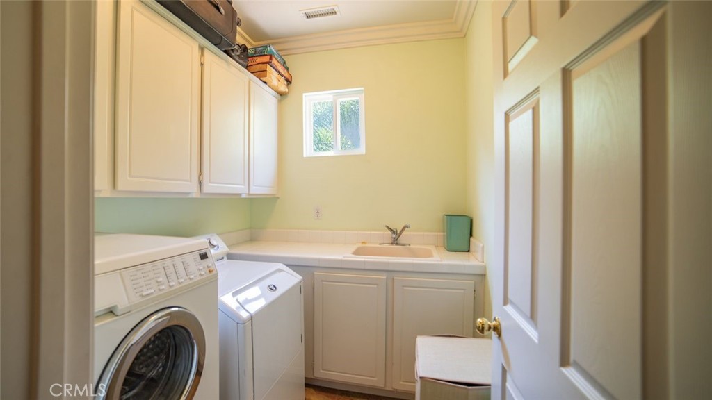 27 Mountain Laurel Way Azusa, CA 91702 - Photo 22 of 39 a utility room with dryer and washer