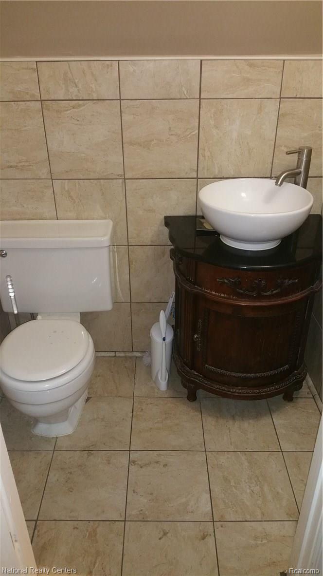 13580 Ashton Road Detroit, MI 48223 - Photo 13 of 26 SEPARATE TOILET AND SINK IN MASTER BATH