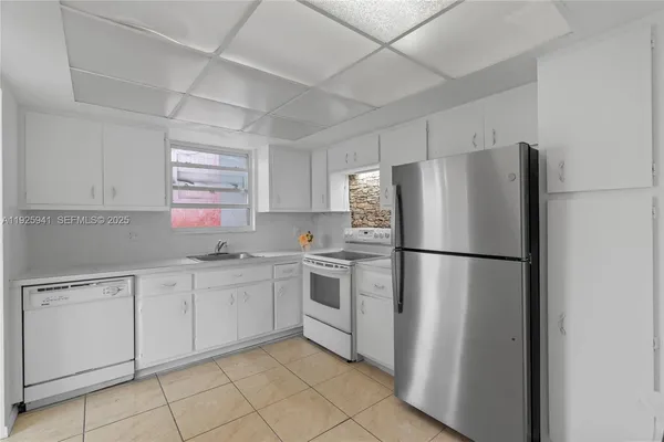 $215,000 | 1301 Northeast Miami Gardens Drive, Unit 1025W, Miami, FL 33179