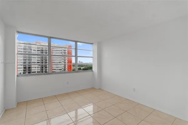 $215,000 | 1301 Northeast Miami Gardens Drive, Unit 1025W, Miami, FL 33179