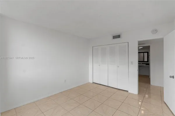 $215,000 | 1301 Northeast Miami Gardens Drive, Unit 1025W, Miami, FL 33179