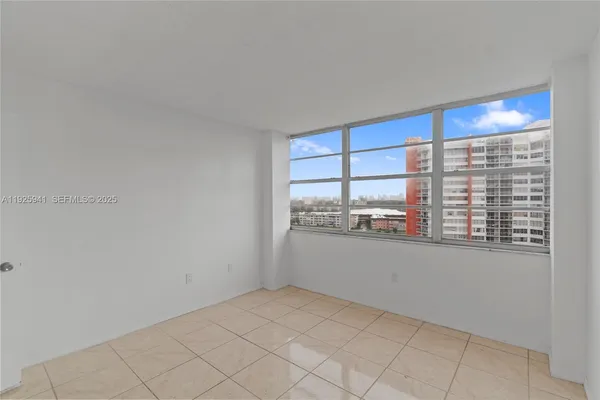 $215,000 | 1301 Northeast Miami Gardens Drive, Unit 1025W, Miami, FL 33179