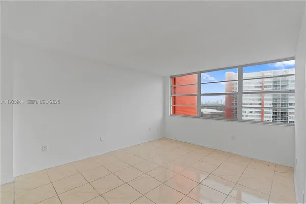 $215,000 | 1301 Northeast Miami Gardens Drive, Unit 1025W, Miami, FL 33179