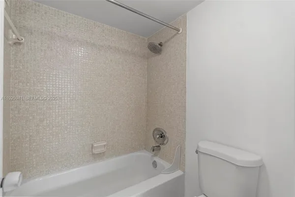 $215,000 | 1301 Northeast Miami Gardens Drive, Unit 1025W, Miami, FL 33179