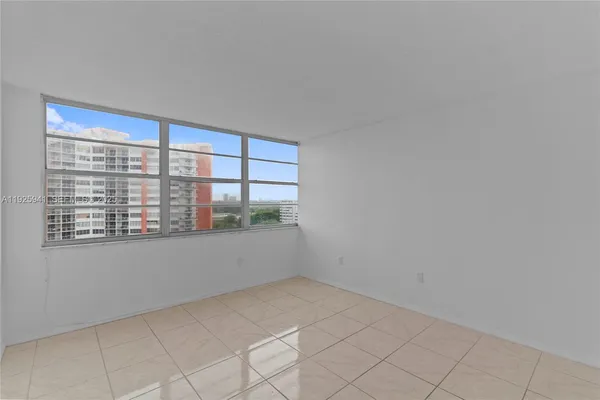 $215,000 | 1301 Northeast Miami Gardens Drive, Unit 1025W, Miami, FL 33179