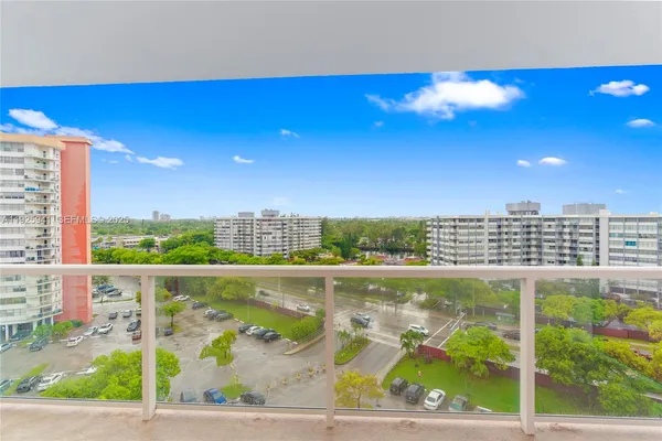 $215,000 | 1301 Northeast Miami Gardens Drive, Unit 1025W, Miami, FL 33179