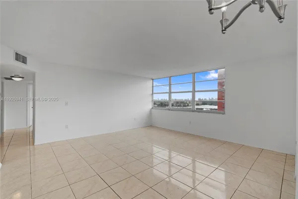 $215,000 | 1301 Northeast Miami Gardens Drive, Unit 1025W, Miami, FL 33179