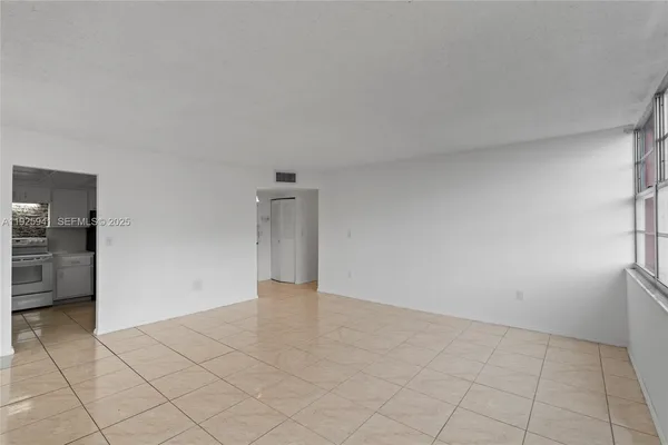 $215,000 | 1301 Northeast Miami Gardens Drive, Unit 1025W, Miami, FL 33179