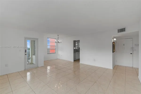 $215,000 | 1301 Northeast Miami Gardens Drive, Unit 1025W, Miami, FL 33179