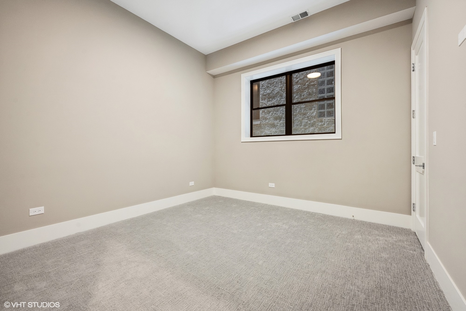 1413 North Mohawk Street Chicago, IL 60610 - Photo 47 of 51 an empty room with a window