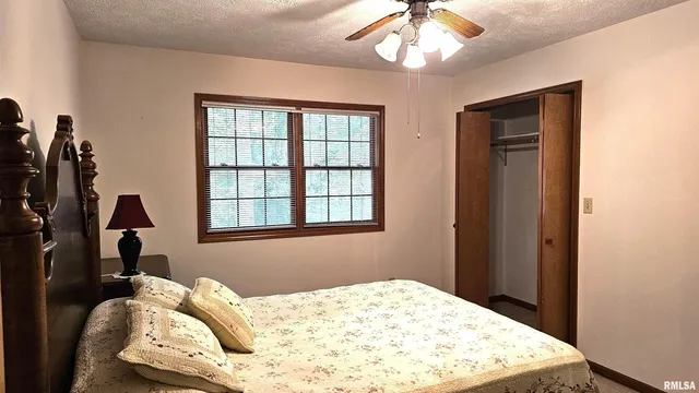 $376,900 | 12196 Laguna Drive, Marion, IL 62959