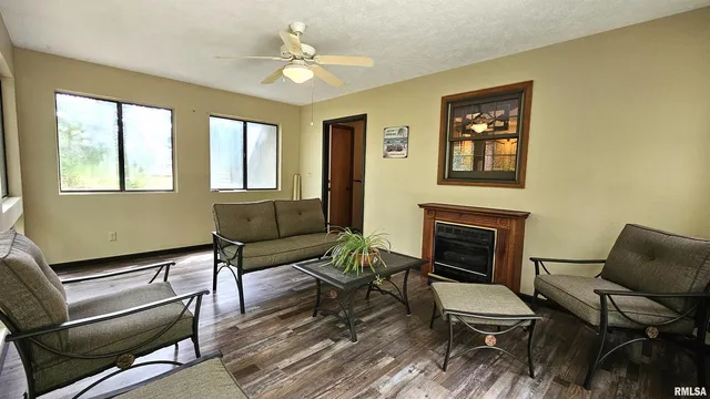 $376,900 | 12196 Laguna Drive, Marion, IL 62959