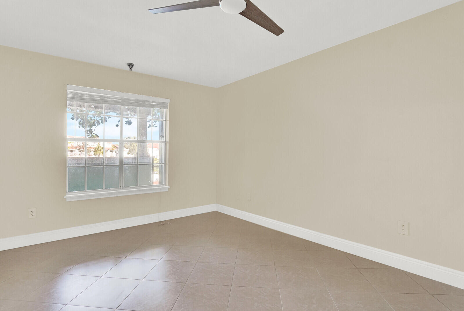 1215 Crystal Way, Unit N Delray Beach, FL 33444 - Photo 18 of 29 an empty room with a window