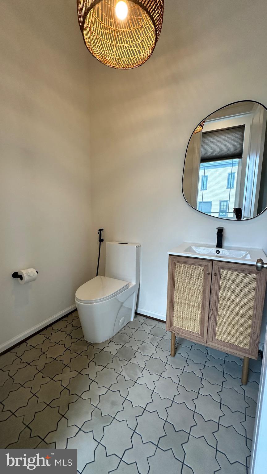 20265 Oak Bluff Drive Ashburn, VA 20147 - Photo 22 of 42 a bathroom with a granite countertop sink and a mirror