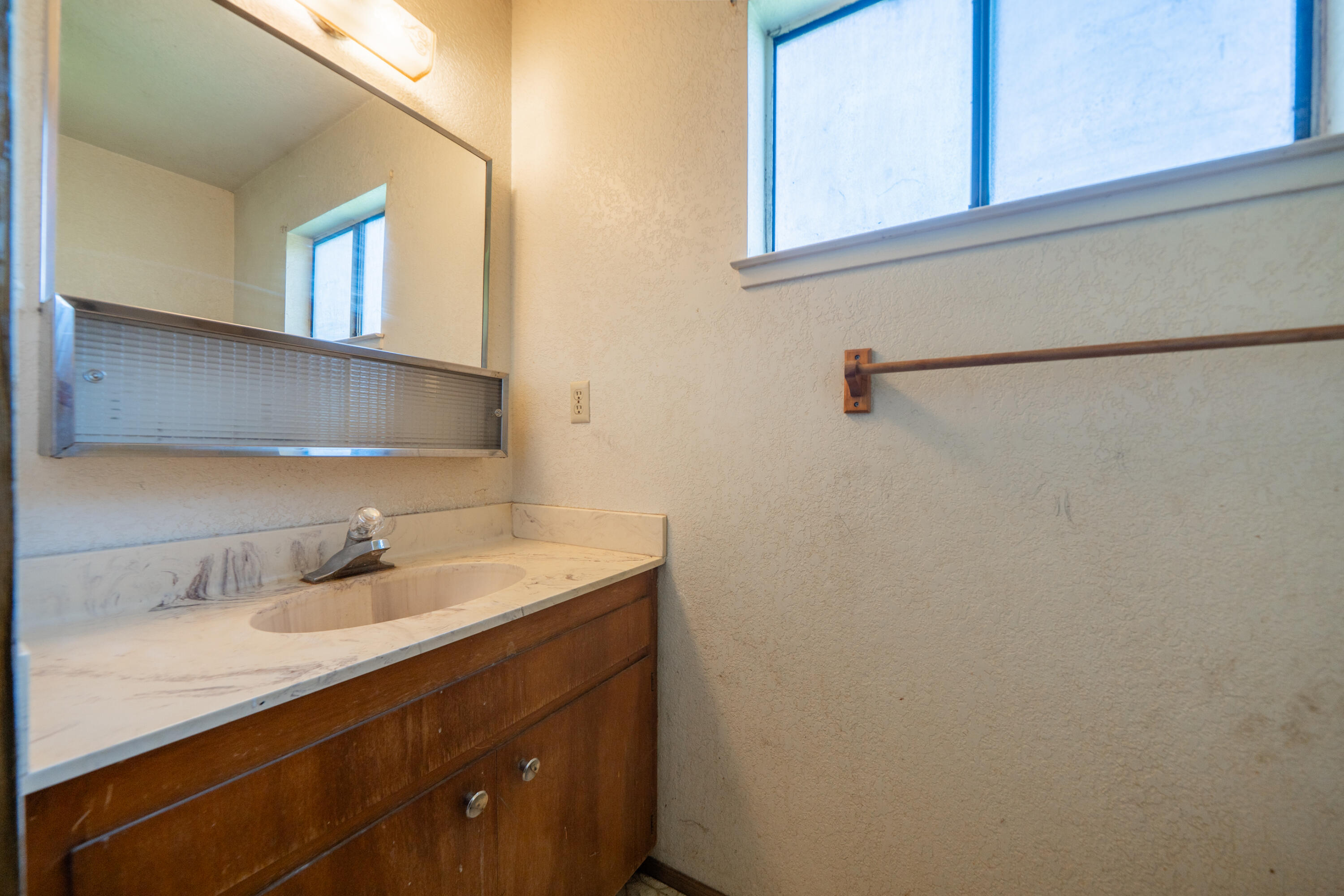 8743 Airport Road Redding, CA 96002 - Photo 15 of 39 HALL BATH