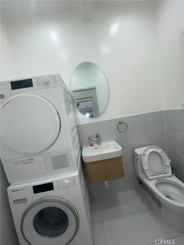 135 Canon Drive Beverly Hills, CA 90212 - Photo 17 of 42 a bathroom with a toilet sink and mirror