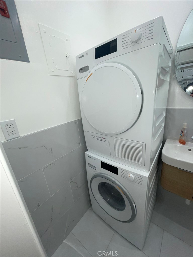 135 Canon Drive Beverly Hills, CA 90212 - Photo 18 of 42 a utility room with dryer and washer