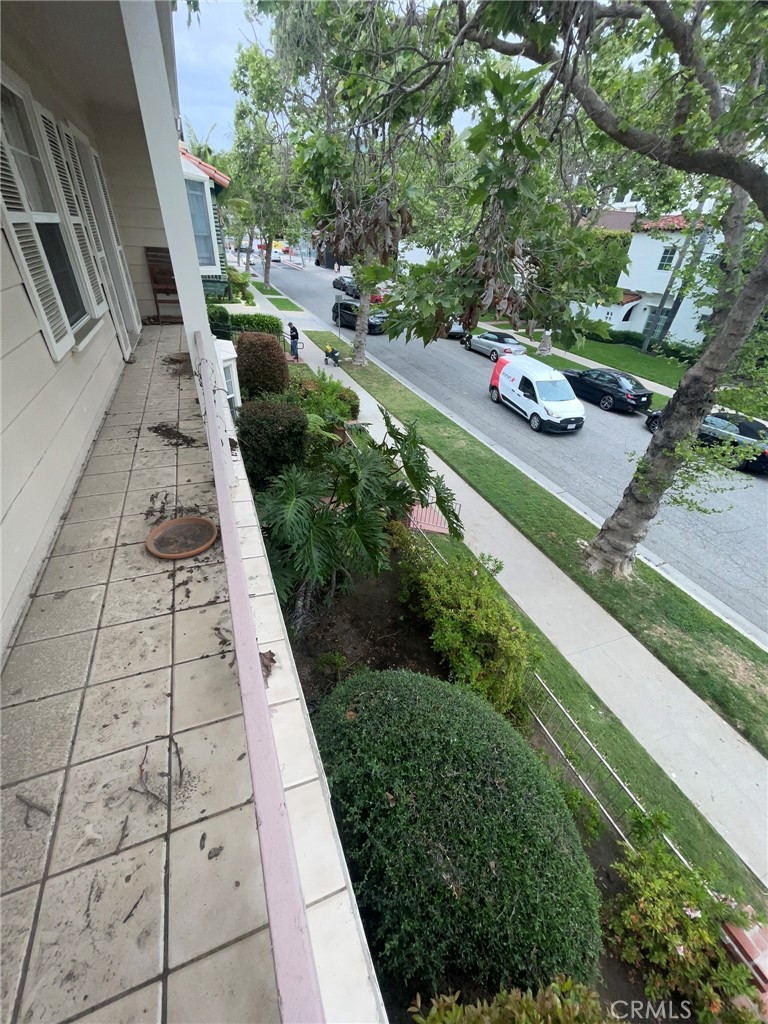 135 Canon Drive Beverly Hills, CA 90212 - Photo 26 of 42 a view of an outdoor space