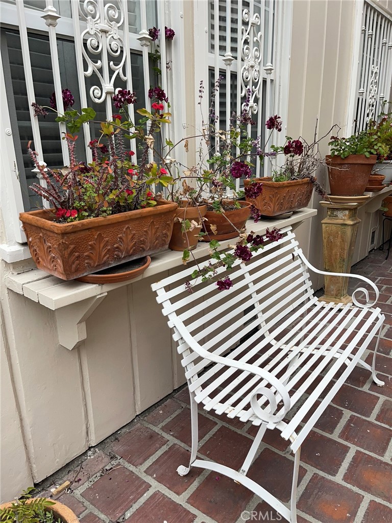 135 Canon Drive Beverly Hills, CA 90212 - Photo 32 of 42 a view of a chairs and table in a patio