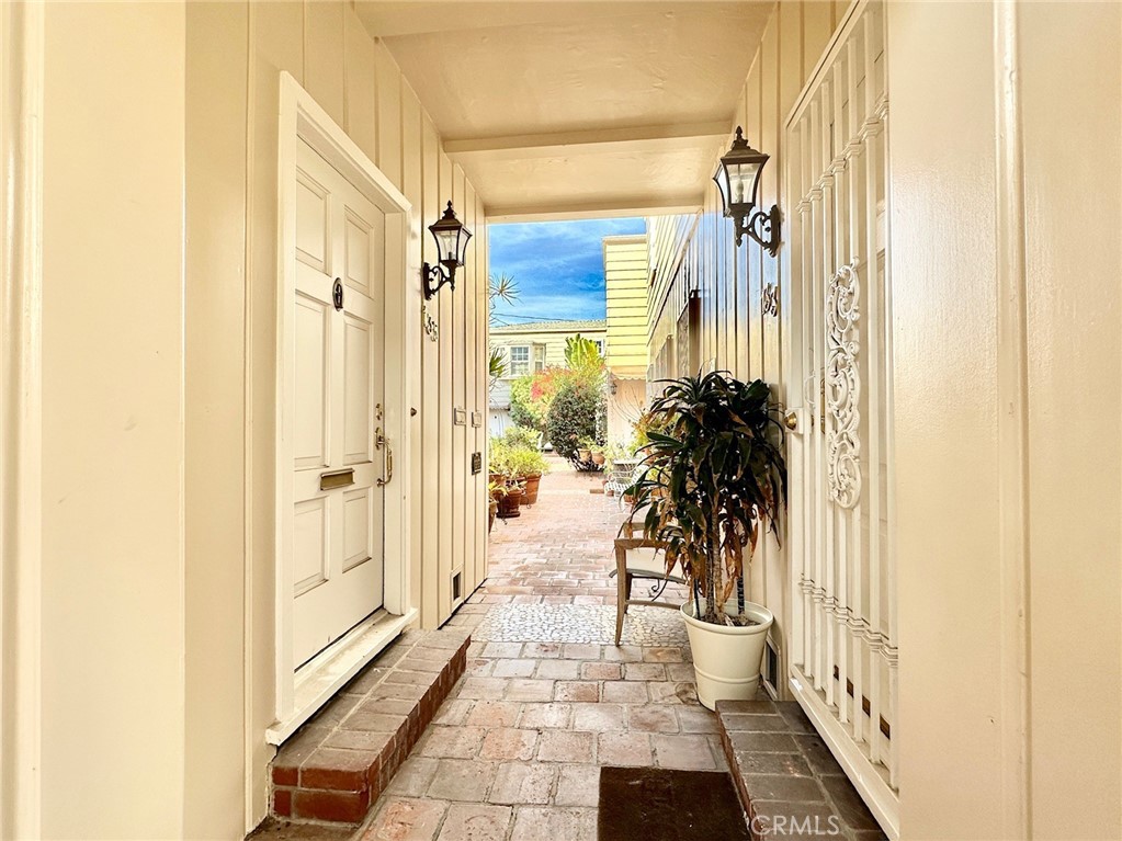 135 Canon Drive Beverly Hills, CA 90212 - Photo 5 of 42 a view of a entryway