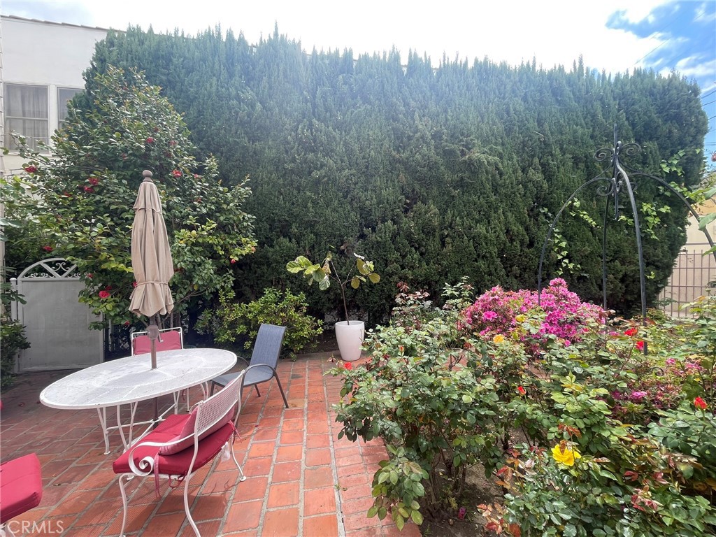 135 Canon Drive Beverly Hills, CA 90212 - Photo 10 of 42 a outdoor view with a table and chairs