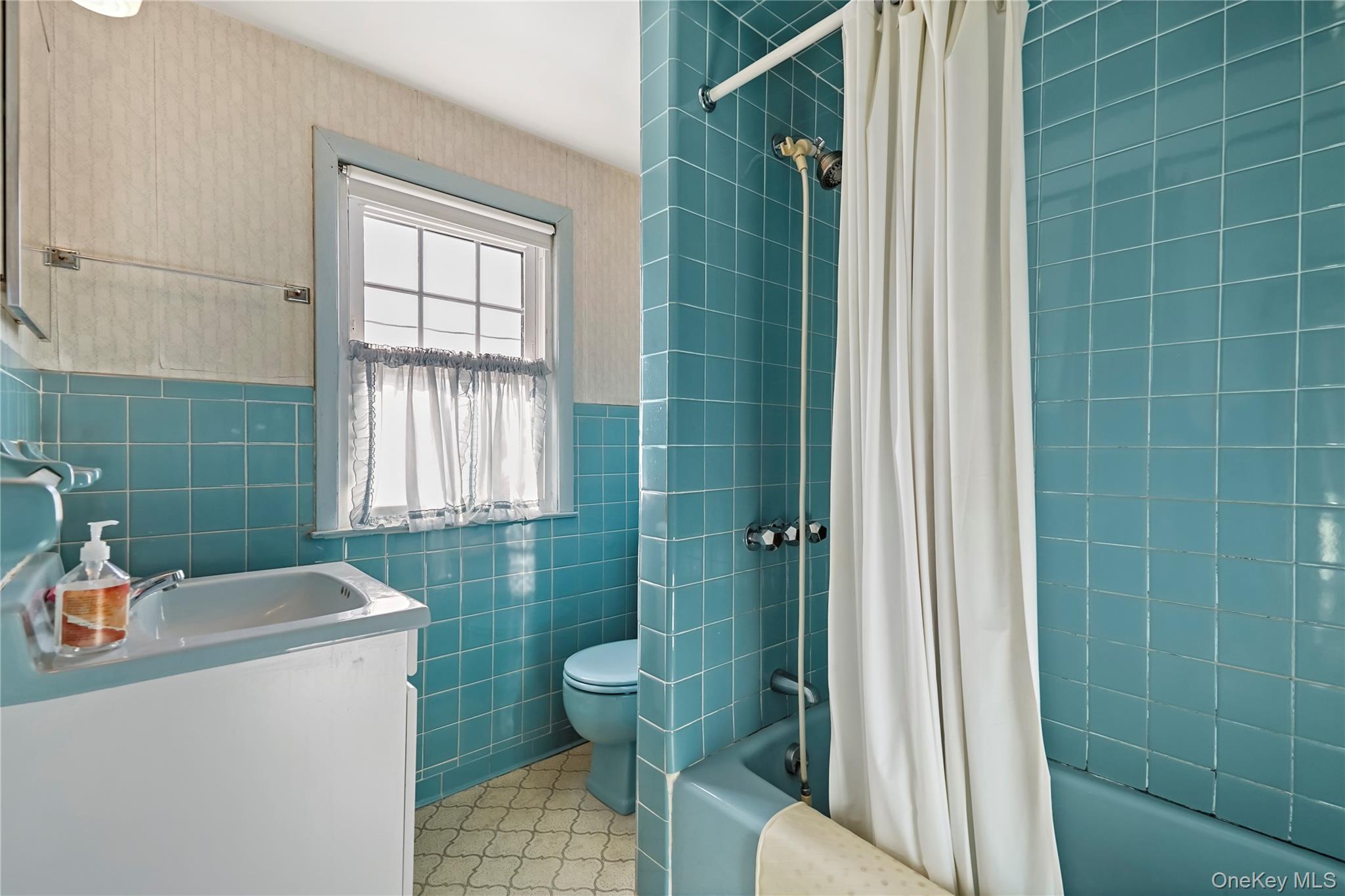 503 Second Avenue Pelham, NY 10803 - Photo 15 of 39 Upstairs bathroom