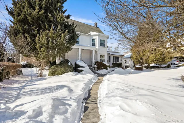 a street view with residential house