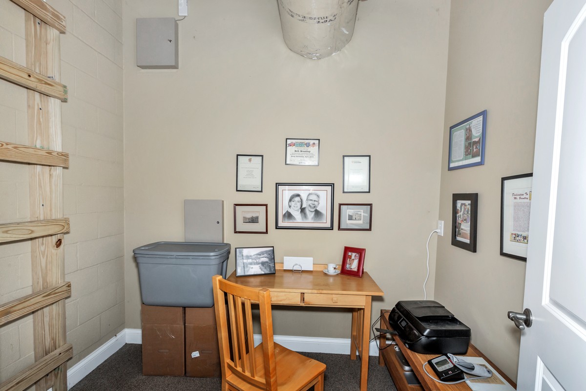 983 Veto Road Prospect, TN 38477 - Photo 27 of 43 a bedroom with a workspace