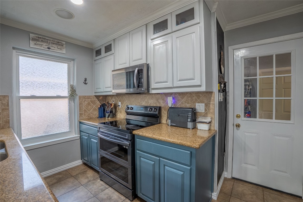 5818 Yorkgate Drive Spring, TX 77373 - Photo 7 of 19 Bright and functional kitchen featuring custom two-tone cabinetry, granite countertops, and modern stainless-steel appliances — perfect blend of style and efficiency!