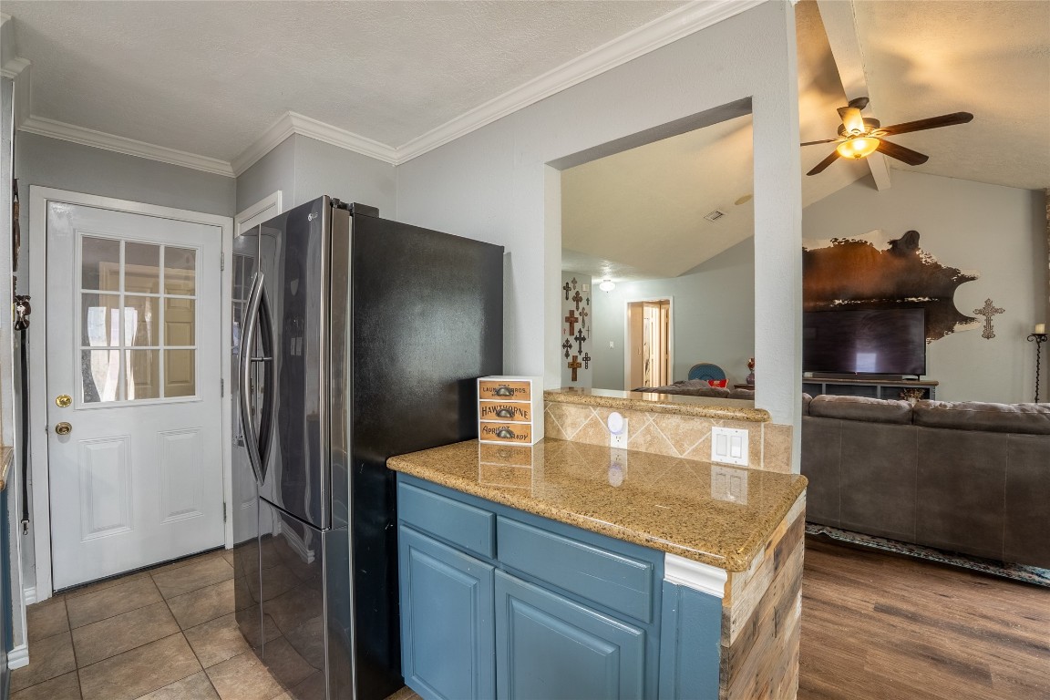 5818 Yorkgate Drive Spring, TX 77373 - Photo 8 of 19 Open-concept design with a breakfast bar overlooking the living room — great for entertaining or keeping an eye on family while you cook!