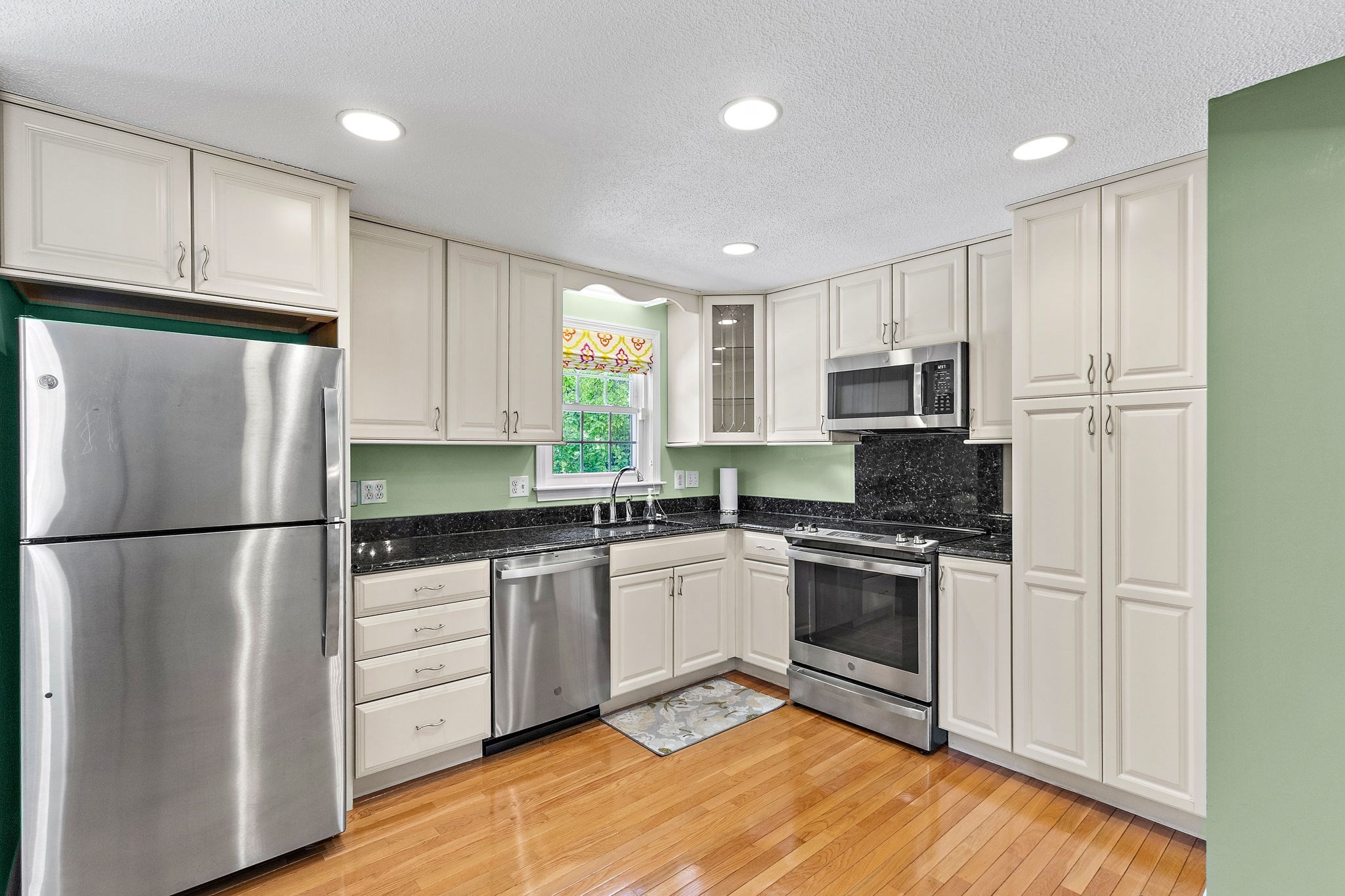 8 Roaen Drive Chelmsford, MA 01863 - Photo 8 of 39 Gallery Image 8