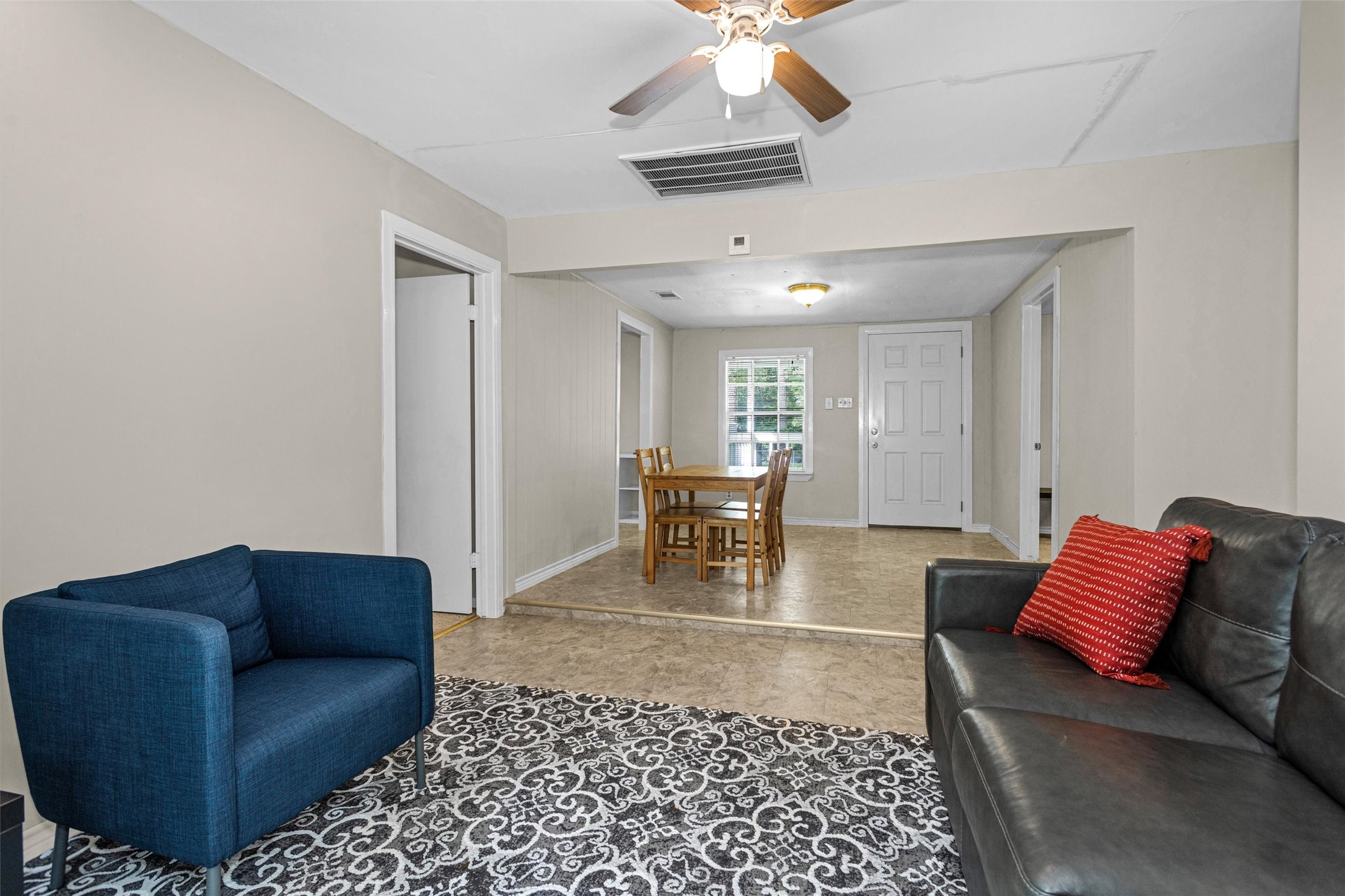99 Main Street Huntsville, TX 77340 - Photo 20 of 47 Family room.