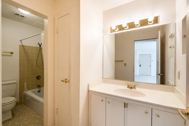 $124,900 | 8530 West Waterford Avenue, Unit 5, Greenfield, WI 53228