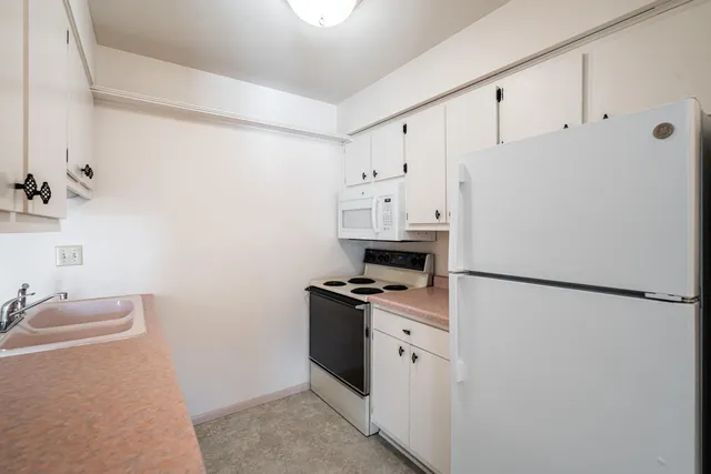 $124,900 | 8530 West Waterford Avenue, Unit 5, Greenfield, WI 53228