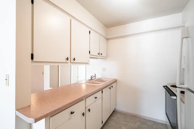 $124,900 | 8530 West Waterford Avenue, Unit 5, Greenfield, WI 53228