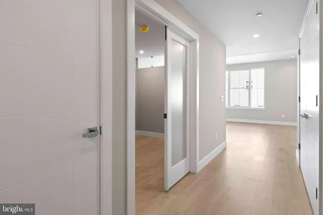 a view of entryway with window