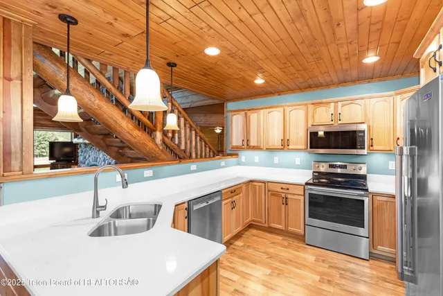 $1,290,000 | 575 Buffalo Drive, Alpine, WY 83128