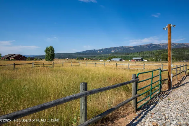 $1,290,000 | 575 Buffalo Drive, Alpine, WY 83128
