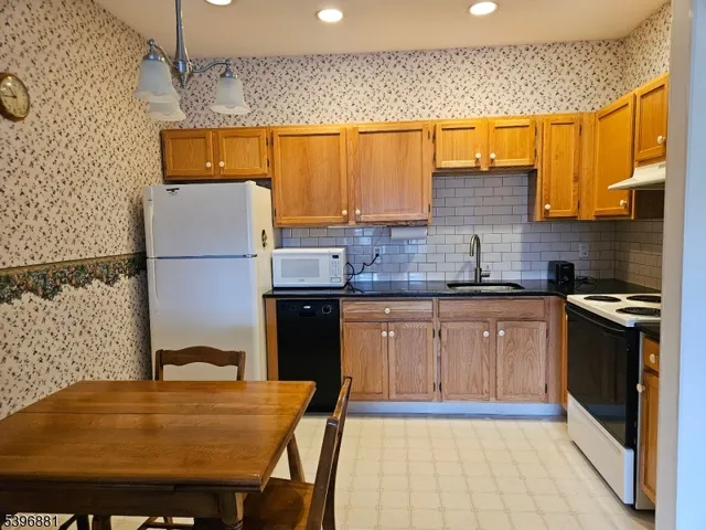 $2,150 | 9310 Richmond Road, Unit 310, West Milford, NJ 07480