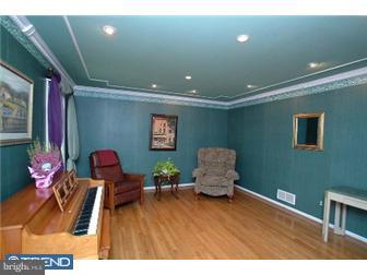 286 Spring Run Lane Downingtown, PA 19335 - Photo 7 of 12 Living Room
