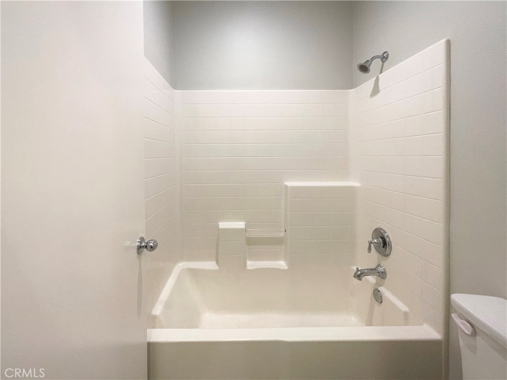 26625 Emperor Road Menifee, CA 92585 - Photo 13 of 24 a bathroom with a bathtub