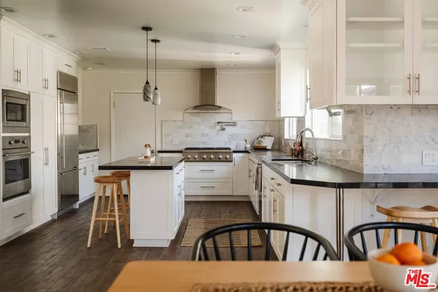 $6,750 | 5400 Sadring Avenue, Woodland Hills, CA 91367