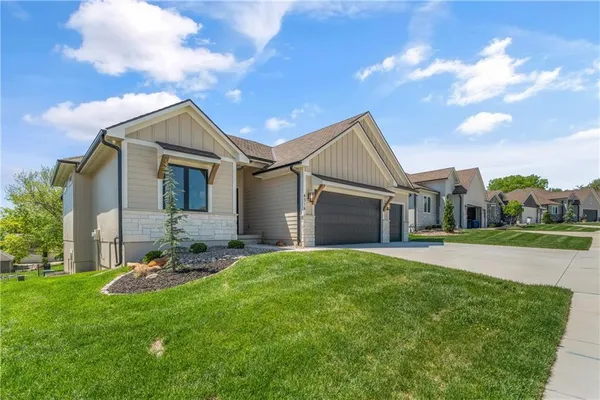 $839,900 | 4316 Northeast Hideaway Drive, Lee's Summit, MO 64064