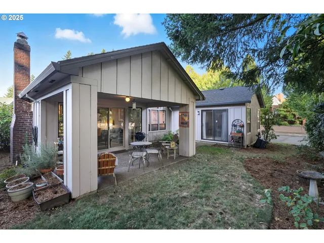 a view of a house with backyard and porch