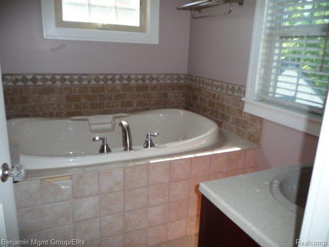 821 Barrington Road Grosse Pointe, MI 48230 - Photo 6 of 9 masterbath